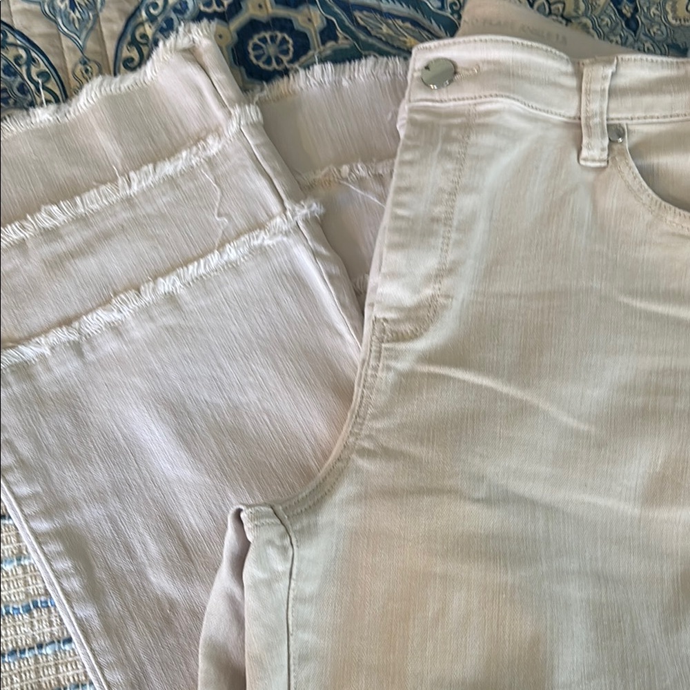 Stylish Cream Jeans with Frayed Hem